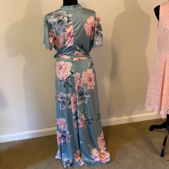 Flowery long dress with a short sleeve also have a belt - Picture 2 of 4